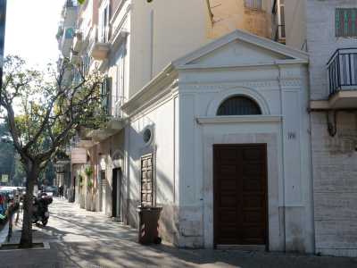 Sulla piazzetta sorge la Madonna dell'Arco, una piccola chiesetta bianca sconsacrata attuale sede di un'associazione contro la violenza